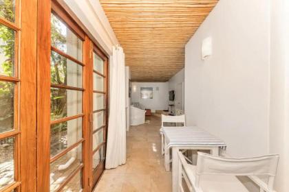 Tropical 1BD Hideaway near Queens Beach Fresnaye! - image 12