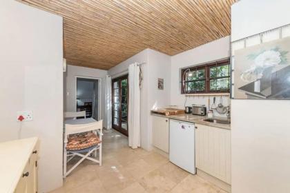 Tropical 1BD Hideaway near Queens Beach Fresnaye! - image 13