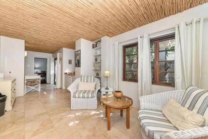 Tropical 1BD Hideaway near Queens Beach Fresnaye! - image 2