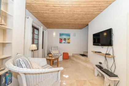 Tropical 1BD Hideaway near Queens Beach Fresnaye! - image 4