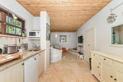 Tropical 1BD Hideaway near Queens Beach Fresnaye! - image 6