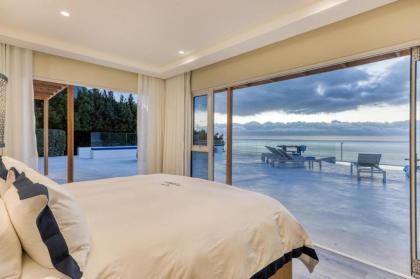 Two Views - Gorgeous 7 Bedroom Villa in Camps Bay - image 10