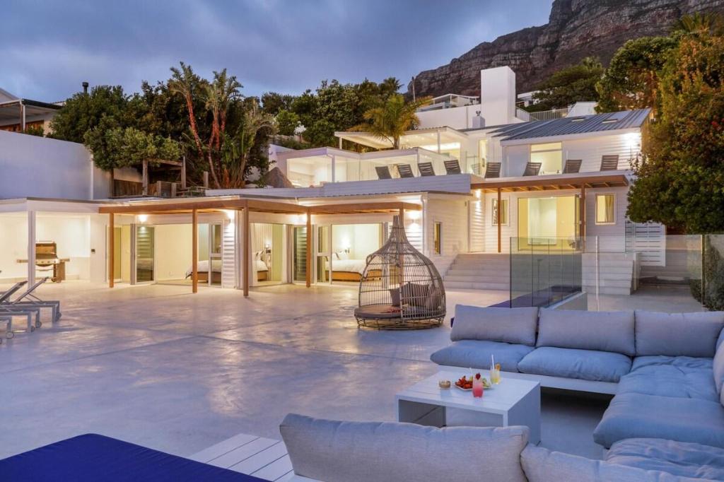 Two Views - Gorgeous 7 Bedroom Villa in Camps Bay - image 3