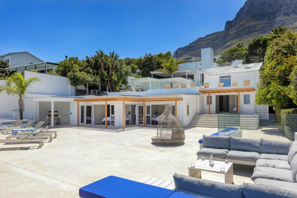 Two Views - Gorgeous 7 Bedroom Villa in Camps Bay - image 6