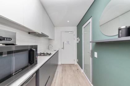 Stunning Studio Apartment with balcony Woodstock! - image 10