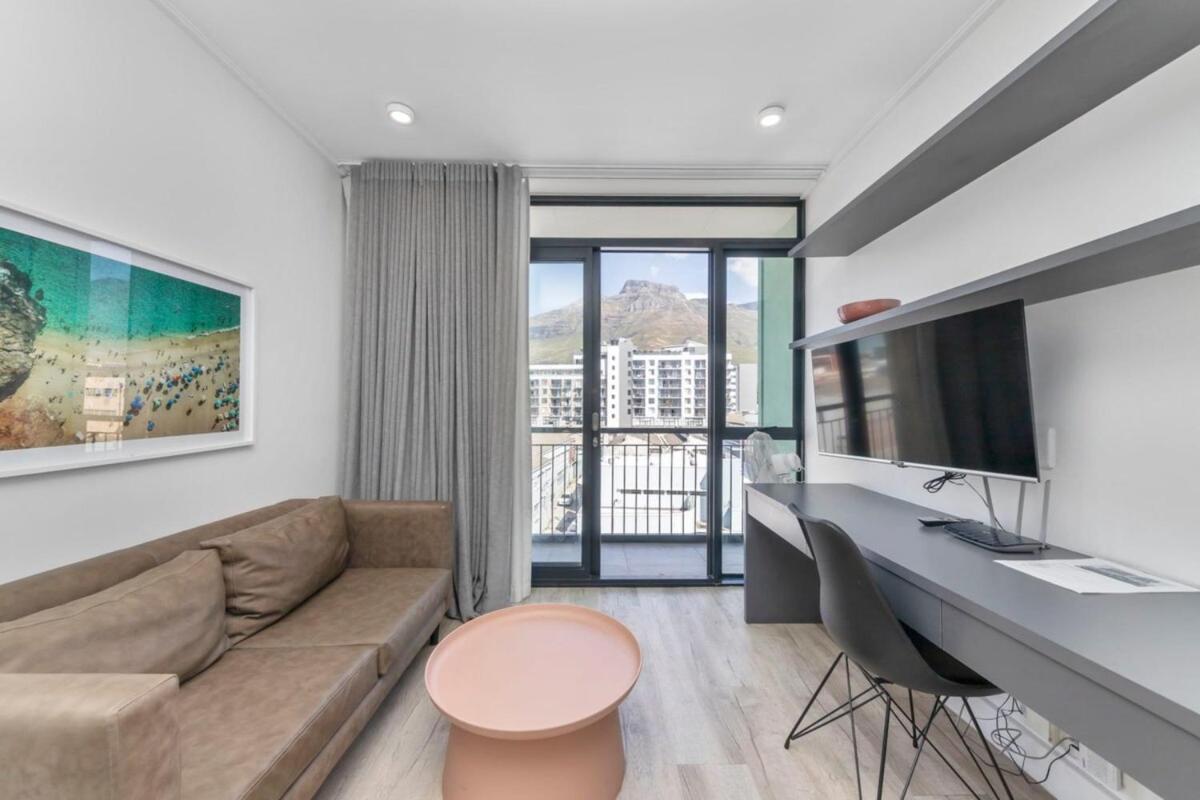 Stunning Studio Apartment with balcony Woodstock! - image 2