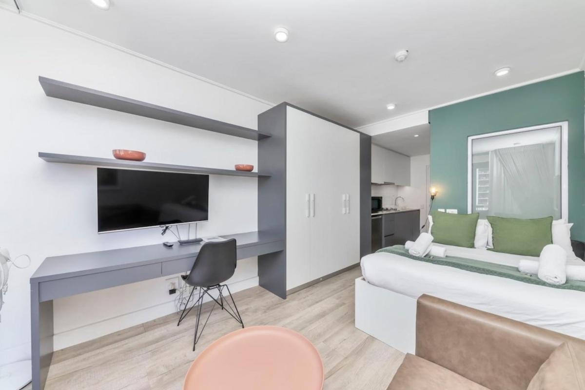 Stunning Studio Apartment with balcony Woodstock! - image 3