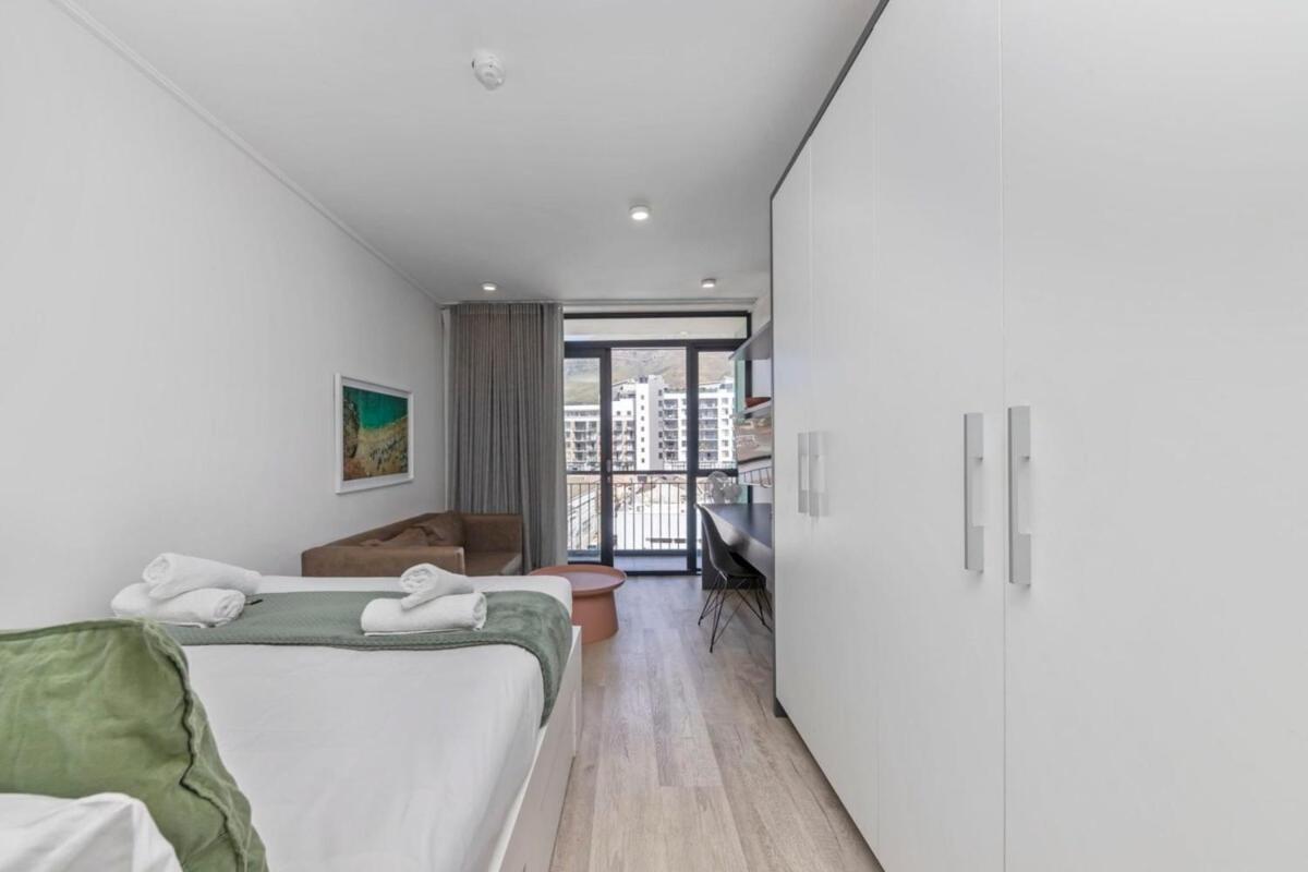 Stunning Studio Apartment with balcony Woodstock! - image 7