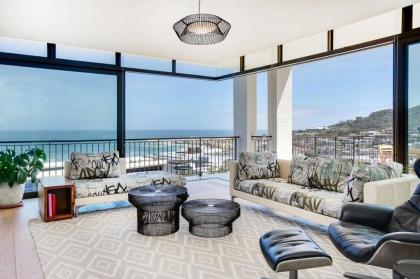 Quebec Villa Contemporary 4-Bedroom Holiday House in Camps Bay - image 11