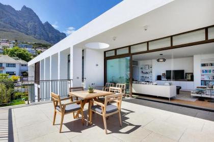 Quebec Villa Contemporary 4-Bedroom Holiday House in Camps Bay - image 20