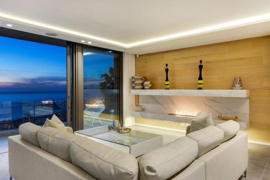 Skyline Views Modern 5-Bedroom Vacation Villa with Incredible Ocean Views - image 2