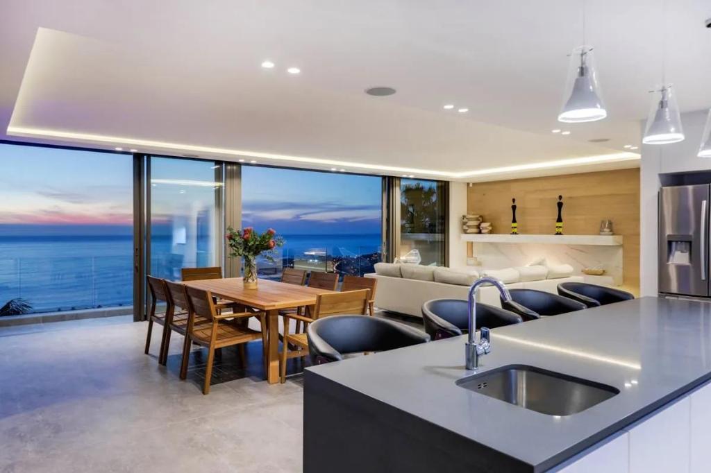 Skyline Views Modern 5-Bedroom Vacation Villa with Incredible Ocean Views - image 3