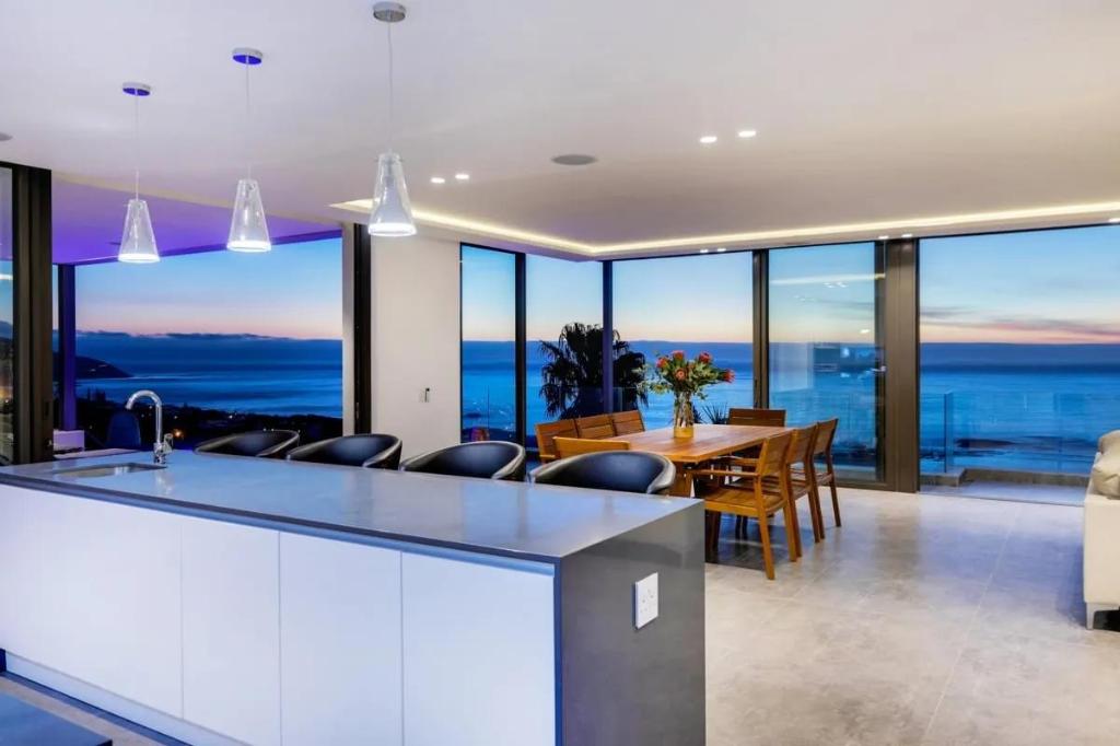 Skyline Views Modern 5-Bedroom Vacation Villa with Incredible Ocean Views - image 4