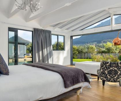 The Greenacres A Captivating 5-Bedroom Retreat in Hout Bay - image 10