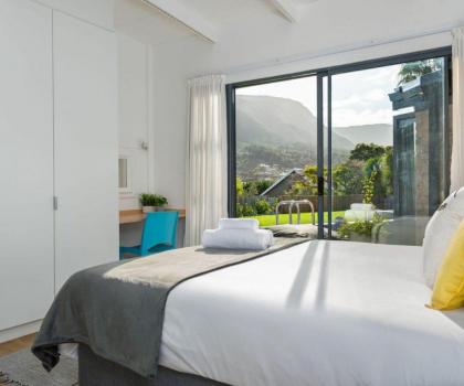 The Greenacres A Captivating 5-Bedroom Retreat in Hout Bay - image 13