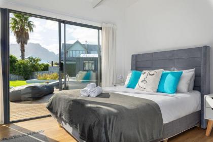 The Greenacres A Captivating 5-Bedroom Retreat in Hout Bay - image 16