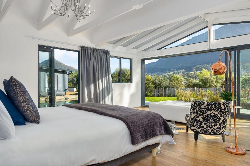 The Greenacres A Captivating 5-Bedroom Retreat in Hout Bay - image 2