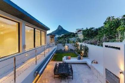 Prima Views Luxury 5-Bedroom Villa in Camps Bay - image 11