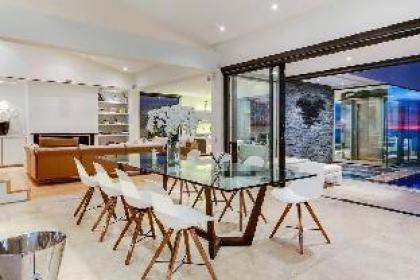 Prima Views Luxury 5-Bedroom Villa in Camps Bay - image 12