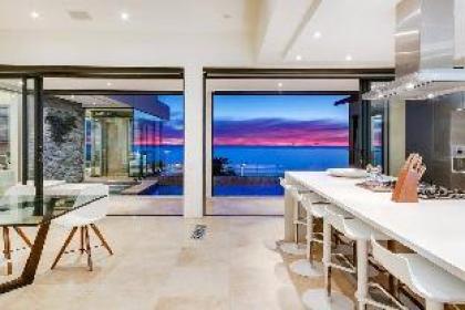 Prima Views Luxury 5-Bedroom Villa in Camps Bay - image 13