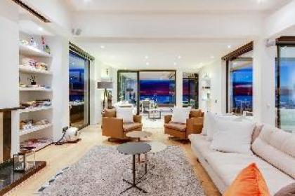 Prima Views Luxury 5-Bedroom Villa in Camps Bay - image 14