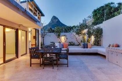 Prima Views Luxury 5-Bedroom Villa in Camps Bay - image 3