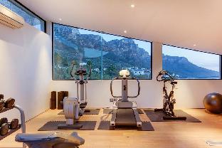 Prima Views Luxury 5-Bedroom Villa in Camps Bay - image 4