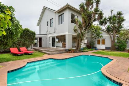 Seaside Family Haven - Stunning Table Mountain View - image 1