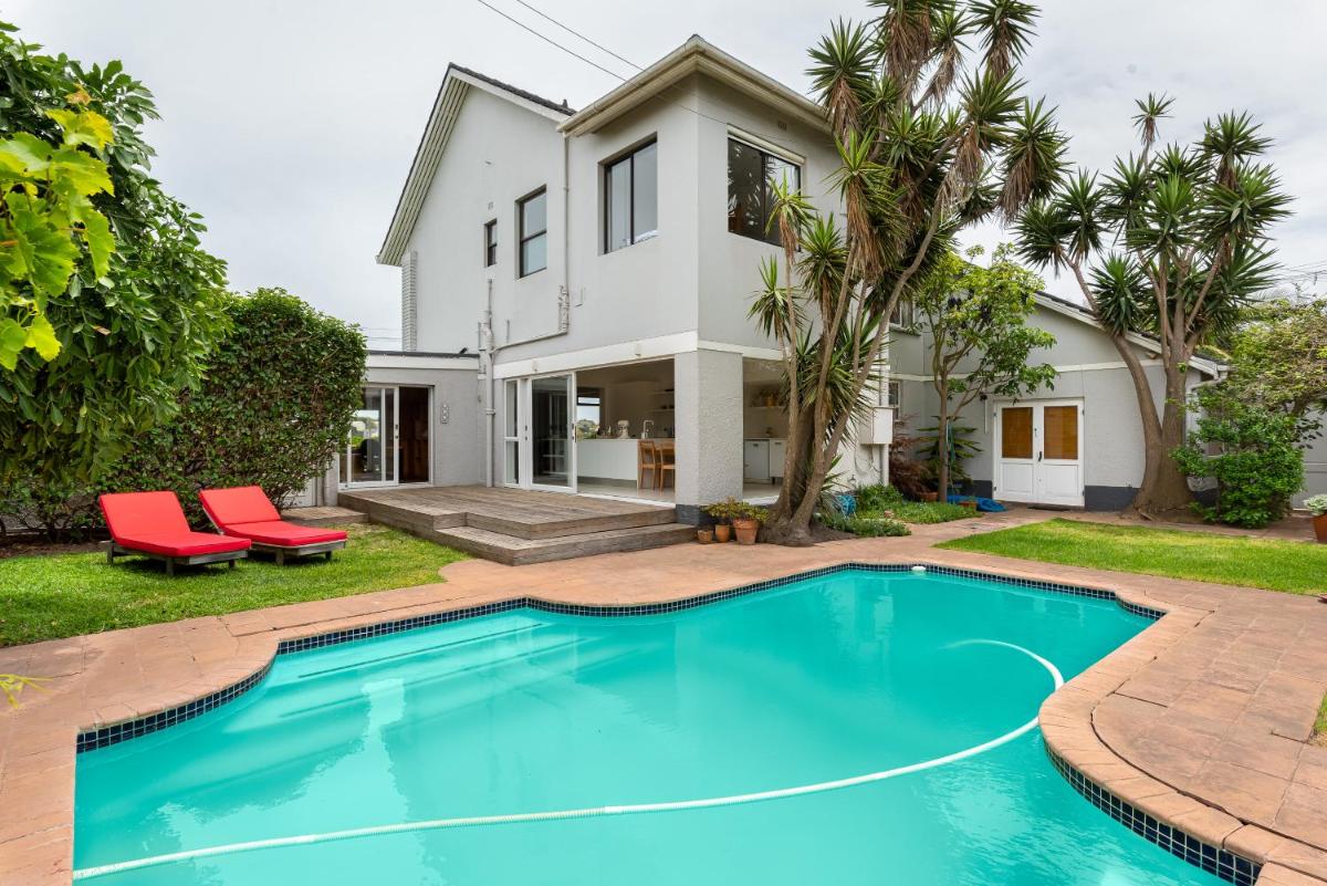 Seaside Family Haven - Stunning Table Mountain View - main image