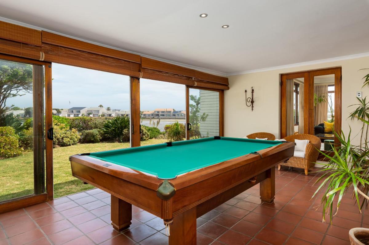 Seaside Family Haven - Stunning Table Mountain View - image 6