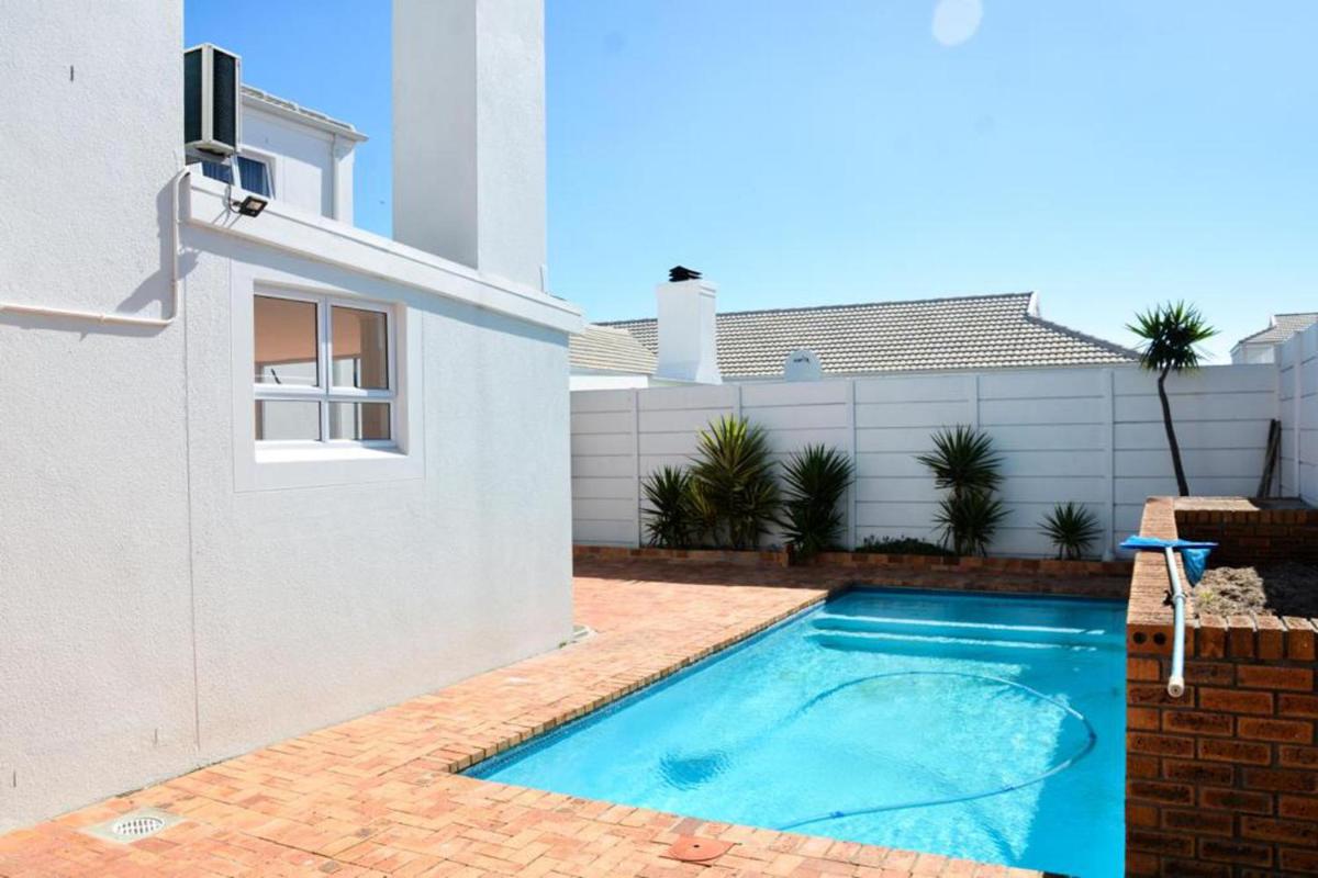 Immaculate 4 Bed House in Cape Town - image 4