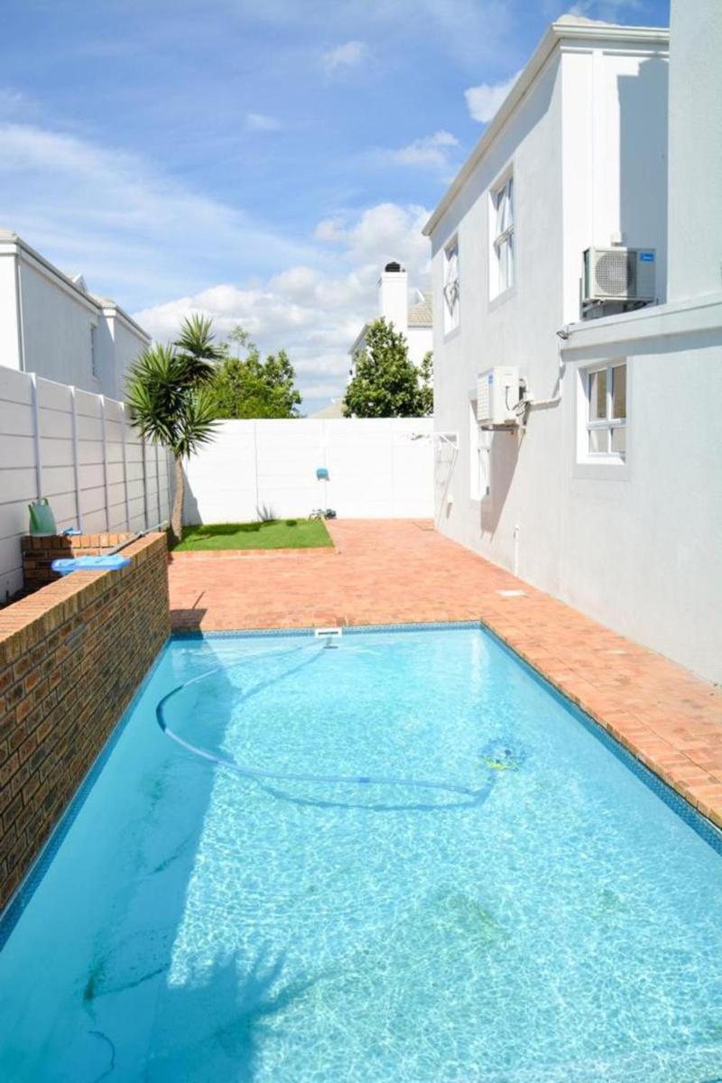 Immaculate 4 Bed House in Cape Town - image 7