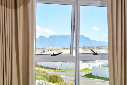 Immaculate 4 Bed House in Cape Town - image 9