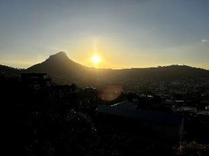 Serene & spectacular views near Table Mountain - image 13